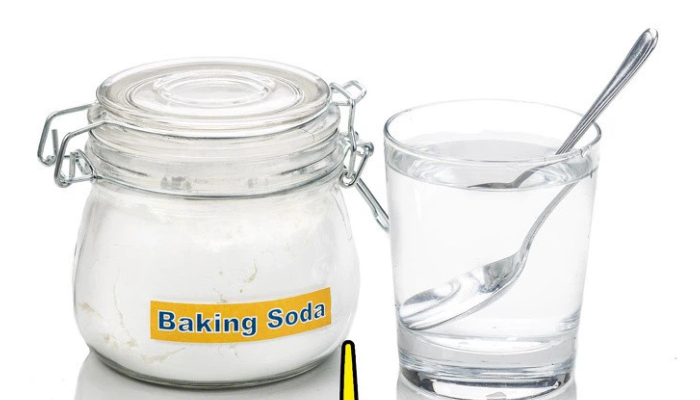 Sử dụng nước muối và baking soda là phương pháp chống cỏ an toàn nhất
